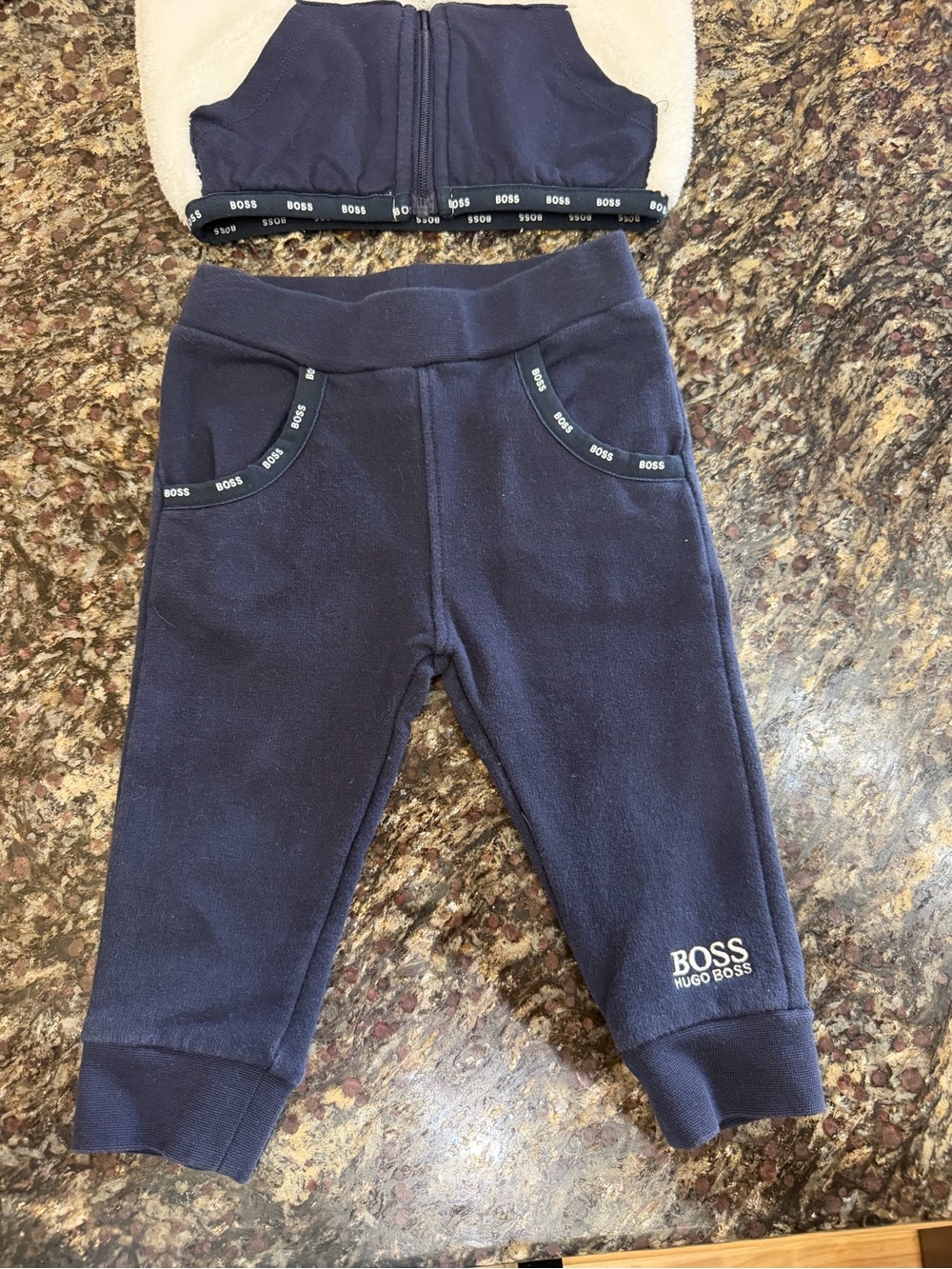 BOSS Hugo Boss Two-Piece Navy & Cream Fleece Kids Bottoms Set 9 months - Picture 4 of 5